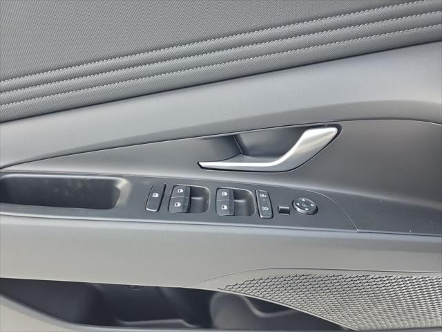 Hyundai Elantra Vehicle Full-screen Gallery Image 23