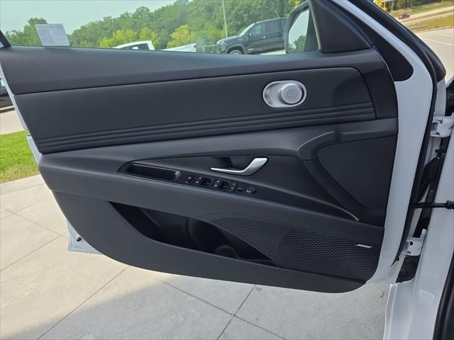 Hyundai Elantra Vehicle Full-screen Gallery Image 24