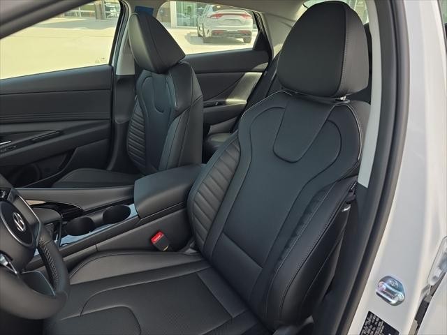 Hyundai Elantra Vehicle Full-screen Gallery Image 26