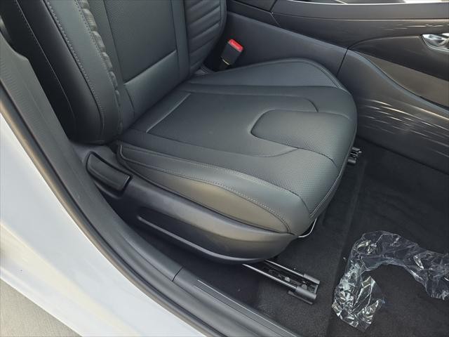 Hyundai Elantra Vehicle Full-screen Gallery Image 30