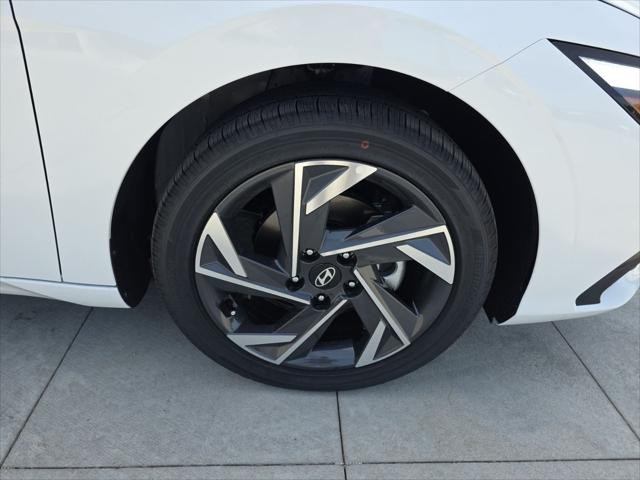 Hyundai Elantra Vehicle Full-screen Gallery Image 33