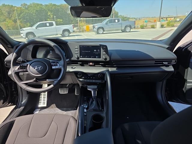 Hyundai Elantra Vehicle Full-screen Gallery Image 9