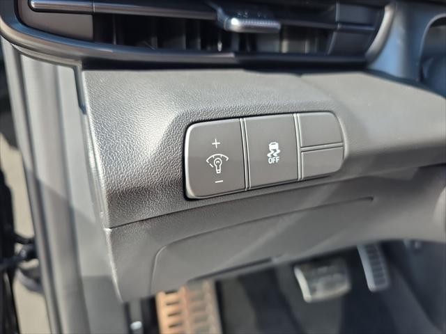 Hyundai Elantra Vehicle Full-screen Gallery Image 10