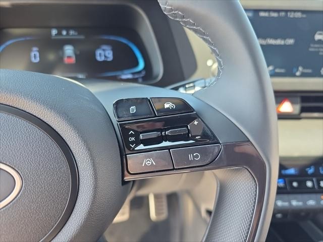 Hyundai Elantra Vehicle Full-screen Gallery Image 13