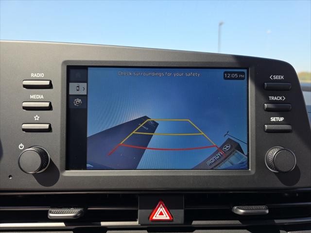 Hyundai Elantra Vehicle Full-screen Gallery Image 17