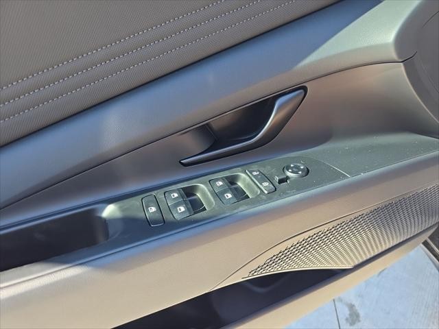 Hyundai Elantra Vehicle Full-screen Gallery Image 20