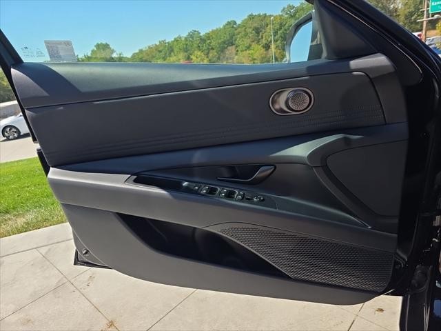 Hyundai Elantra Vehicle Full-screen Gallery Image 21