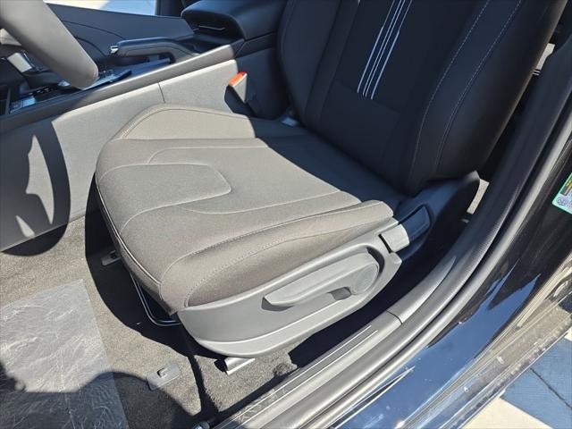 Hyundai Elantra Vehicle Full-screen Gallery Image 22