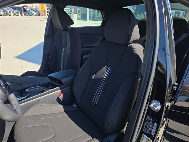 Hyundai Elantra Vehicle Full-screen Gallery Image 23