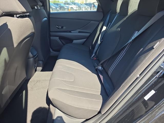 Hyundai Elantra Vehicle Full-screen Gallery Image 25