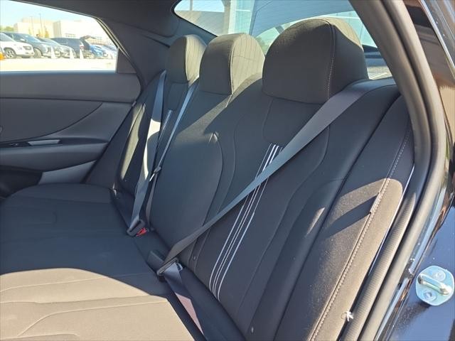 Hyundai Elantra Vehicle Full-screen Gallery Image 26