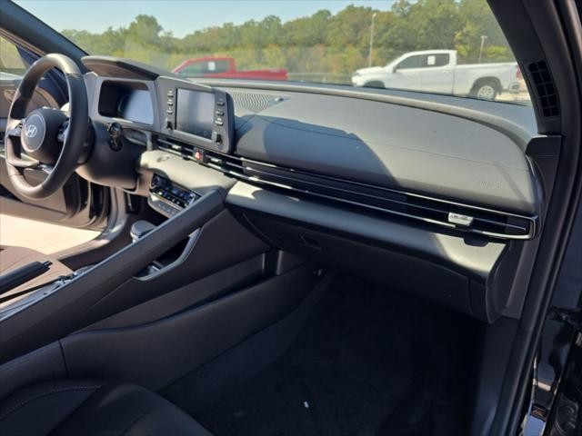 Hyundai Elantra Vehicle Full-screen Gallery Image 29