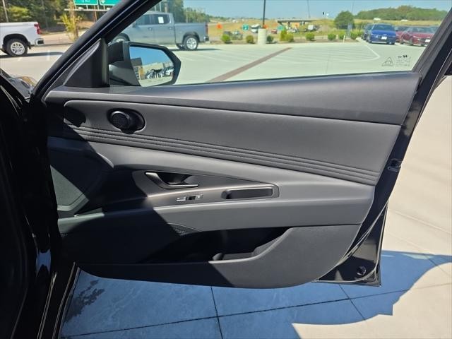 Hyundai Elantra Vehicle Full-screen Gallery Image 30