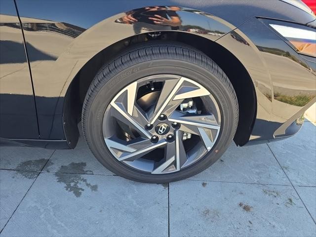 Hyundai Elantra Vehicle Full-screen Gallery Image 31