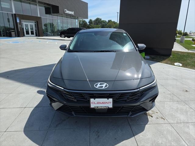 Hyundai Elantra Vehicle Full-screen Gallery Image 2