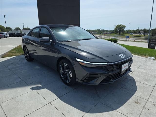 Hyundai Elantra Vehicle Full-screen Gallery Image 3