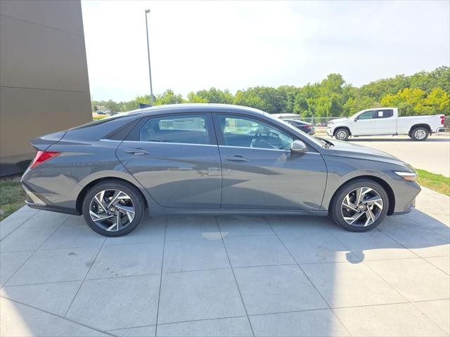 Hyundai Elantra Vehicle Full-screen Gallery Image 4