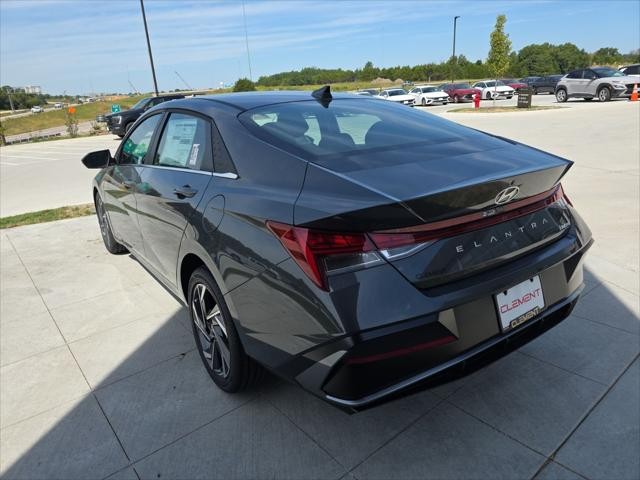 Hyundai Elantra Vehicle Full-screen Gallery Image 8