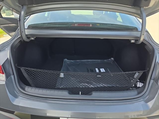 Hyundai Elantra Vehicle Full-screen Gallery Image 9