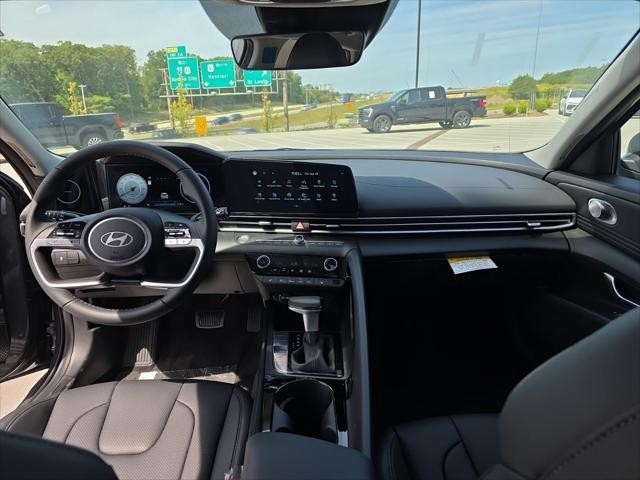 Hyundai Elantra Vehicle Full-screen Gallery Image 10