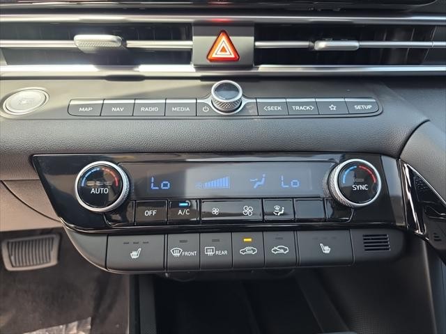 Hyundai Elantra Vehicle Full-screen Gallery Image 18