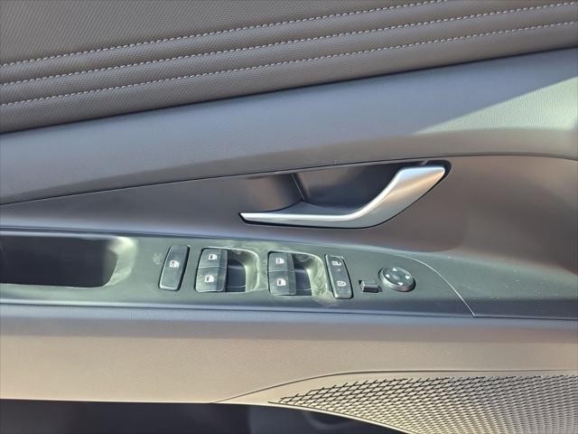 Hyundai Elantra Vehicle Full-screen Gallery Image 21