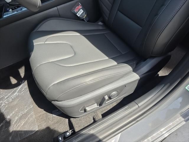 Hyundai Elantra Vehicle Full-screen Gallery Image 23