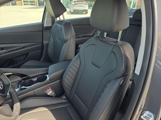 Hyundai Elantra Vehicle Full-screen Gallery Image 24