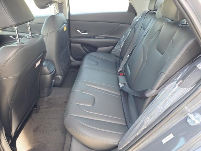 Hyundai Elantra Vehicle Full-screen Gallery Image 26