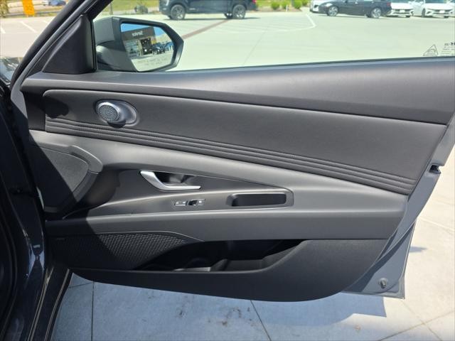 Hyundai Elantra Vehicle Full-screen Gallery Image 30