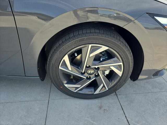 Hyundai Elantra Vehicle Full-screen Gallery Image 31