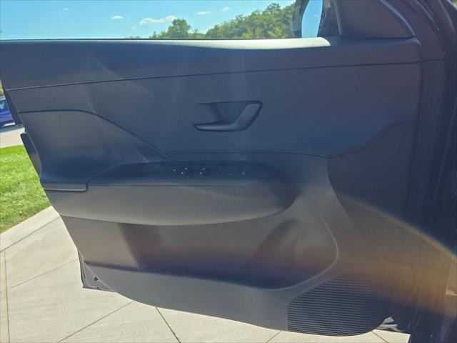 Hyundai Kona Vehicle Full-screen Gallery Image 22