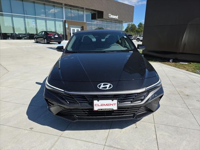 Hyundai Elantra Vehicle Full-screen Gallery Image 2