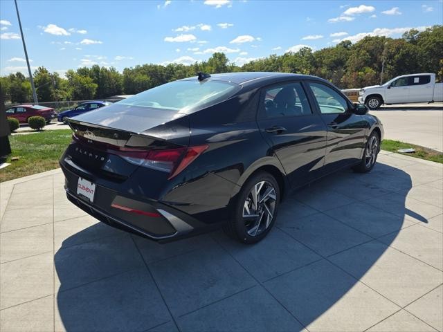 Hyundai Elantra Vehicle Full-screen Gallery Image 6