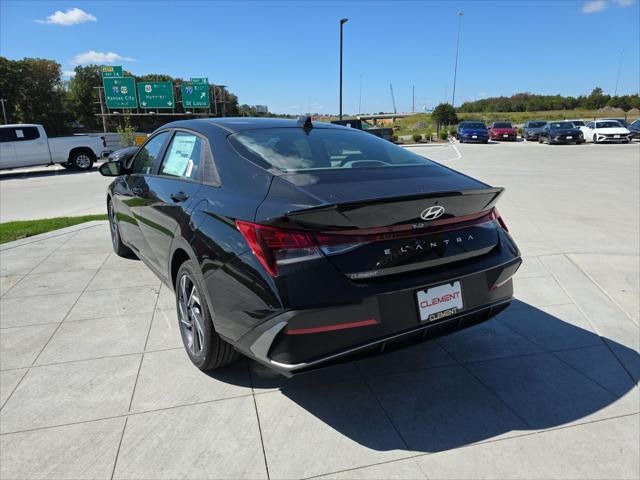 Hyundai Elantra Vehicle Full-screen Gallery Image 8