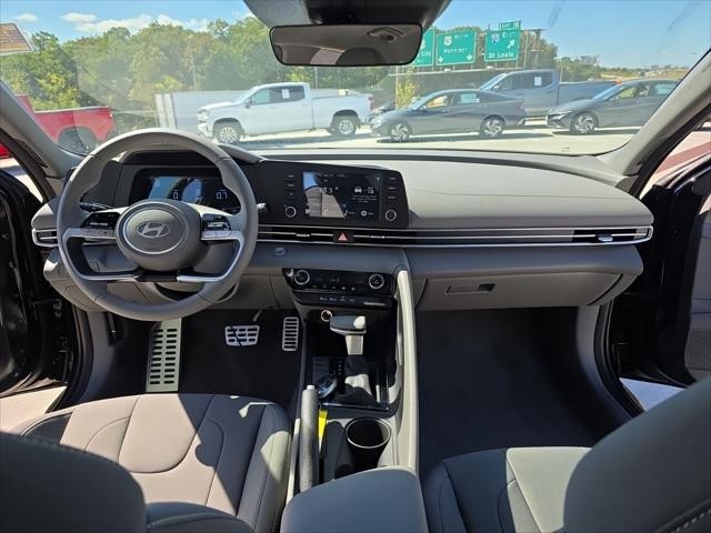 Hyundai Elantra Vehicle Full-screen Gallery Image 10