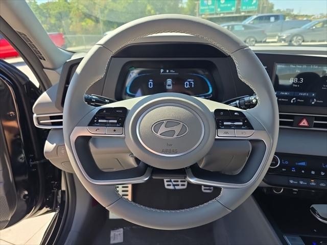 Hyundai Elantra Vehicle Full-screen Gallery Image 12