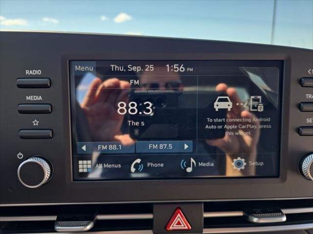 Hyundai Elantra Vehicle Full-screen Gallery Image 17