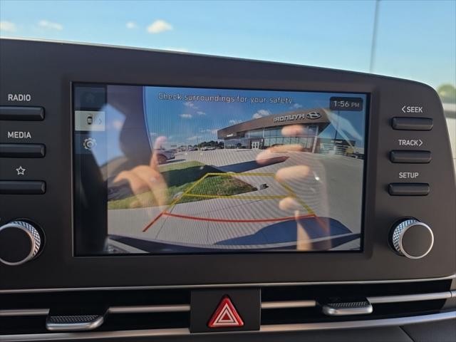 Hyundai Elantra Vehicle Full-screen Gallery Image 18