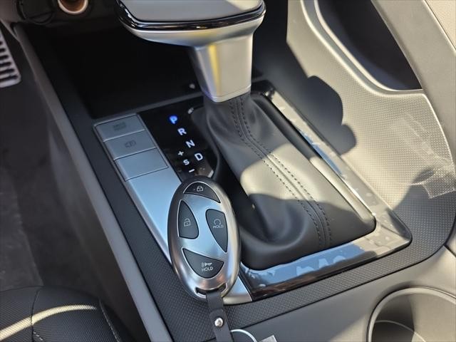 Hyundai Elantra Vehicle Full-screen Gallery Image 20