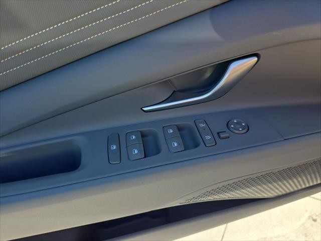 Hyundai Elantra Vehicle Full-screen Gallery Image 21