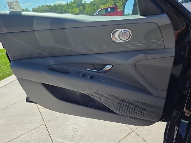 Hyundai Elantra Vehicle Full-screen Gallery Image 22