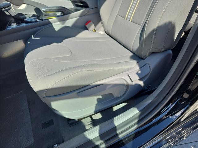 Hyundai Elantra Vehicle Full-screen Gallery Image 23