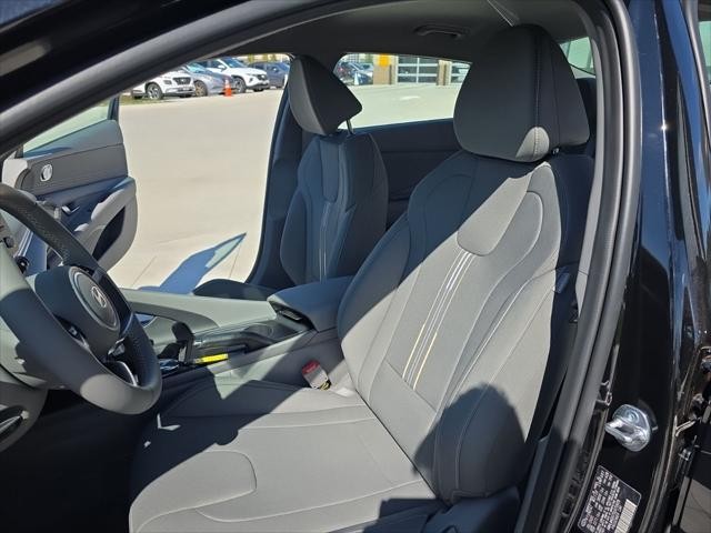 Hyundai Elantra Vehicle Full-screen Gallery Image 24