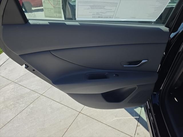 Hyundai Elantra Vehicle Full-screen Gallery Image 25