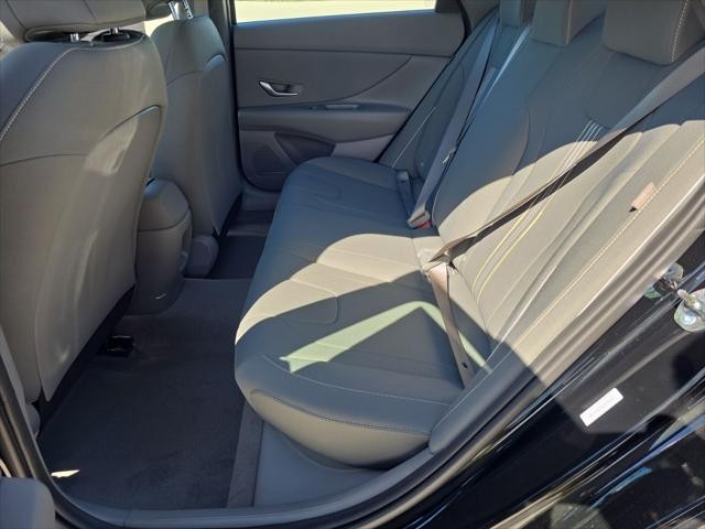 Hyundai Elantra Vehicle Full-screen Gallery Image 26