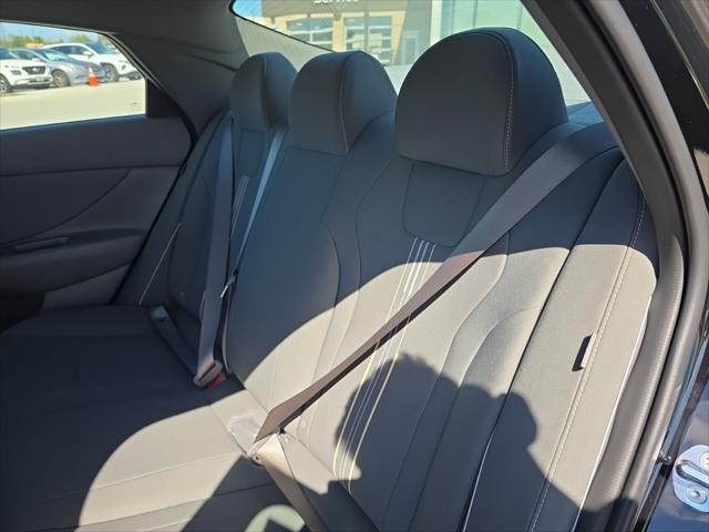 Hyundai Elantra Vehicle Full-screen Gallery Image 27