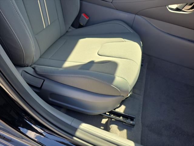 Hyundai Elantra Vehicle Full-screen Gallery Image 28