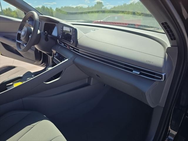 Hyundai Elantra Vehicle Full-screen Gallery Image 29