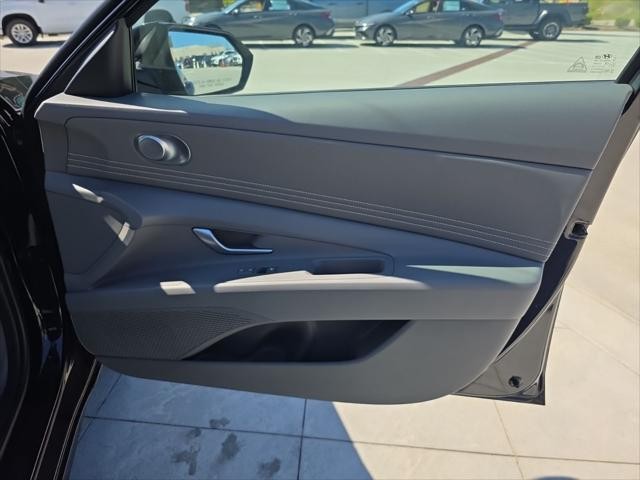 Hyundai Elantra Vehicle Full-screen Gallery Image 30